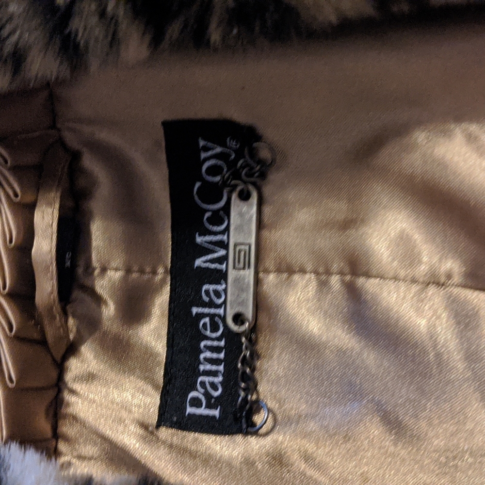 Pamela McCoy fox fur coat size extra small but it fits like a medium